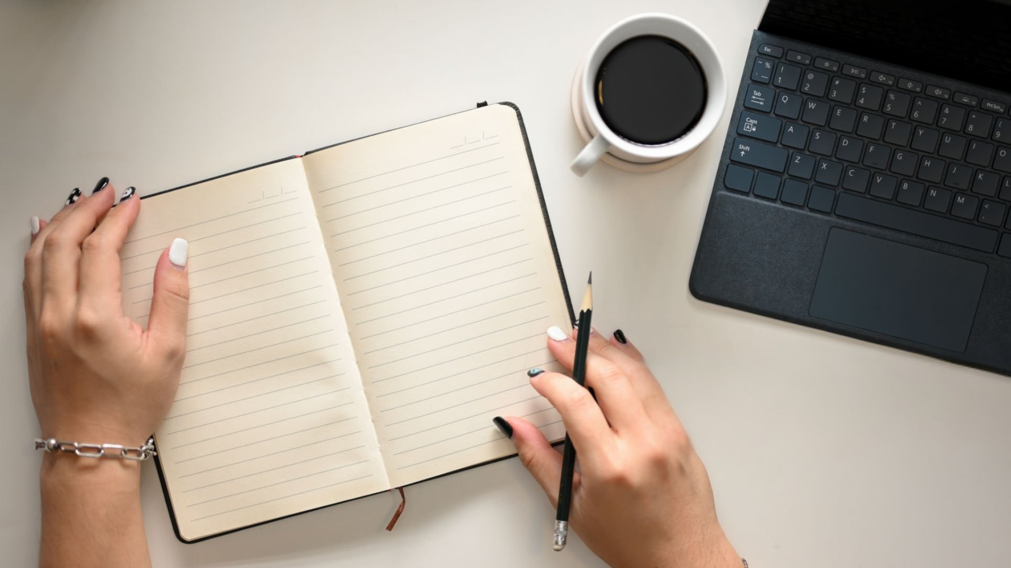 Minimaler Arbeitsplatz mit Notizbuch